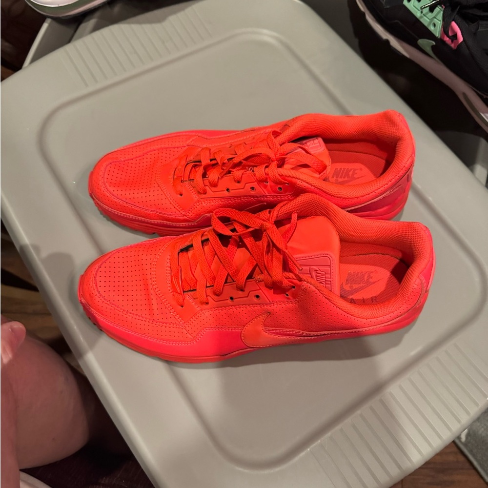 Red Athletic Shoes for Performance and Style - Picture 3 of 5